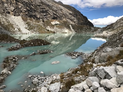 蓝色的水域被山脉包围
